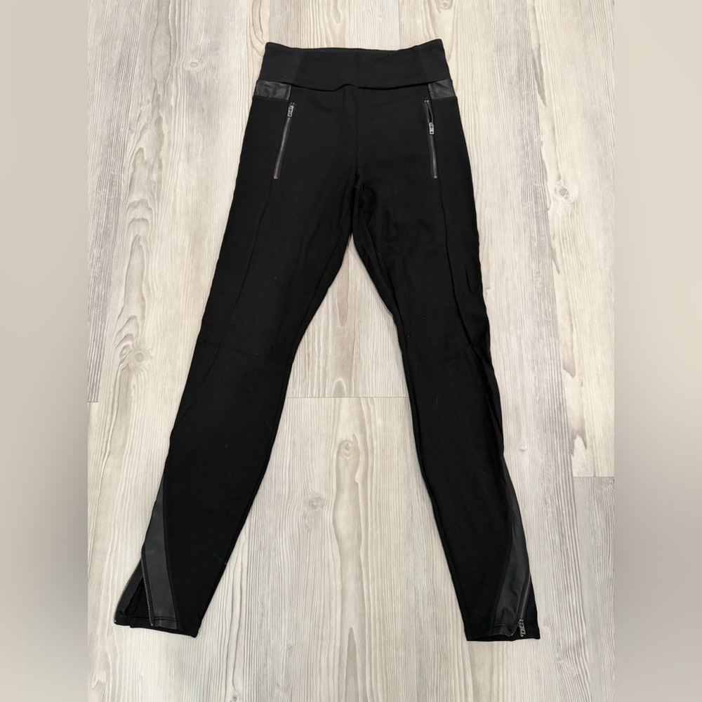 ATHLETA Black Performance Legging Pants, contrast trim, Zipper detail. XS. EUC